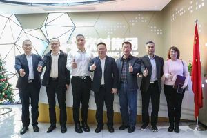 广州市与番禺区人力资源和社会保障局领导莅临JIANGNAN.COM江南体育(中国大陆)科技公司集团调研指导